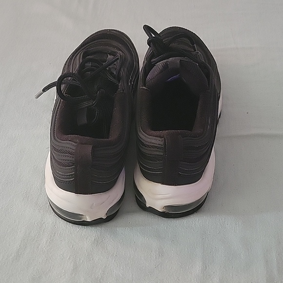 Nike - Picture 3 of 5